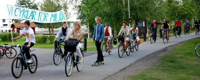 Flera personer som cyklar
